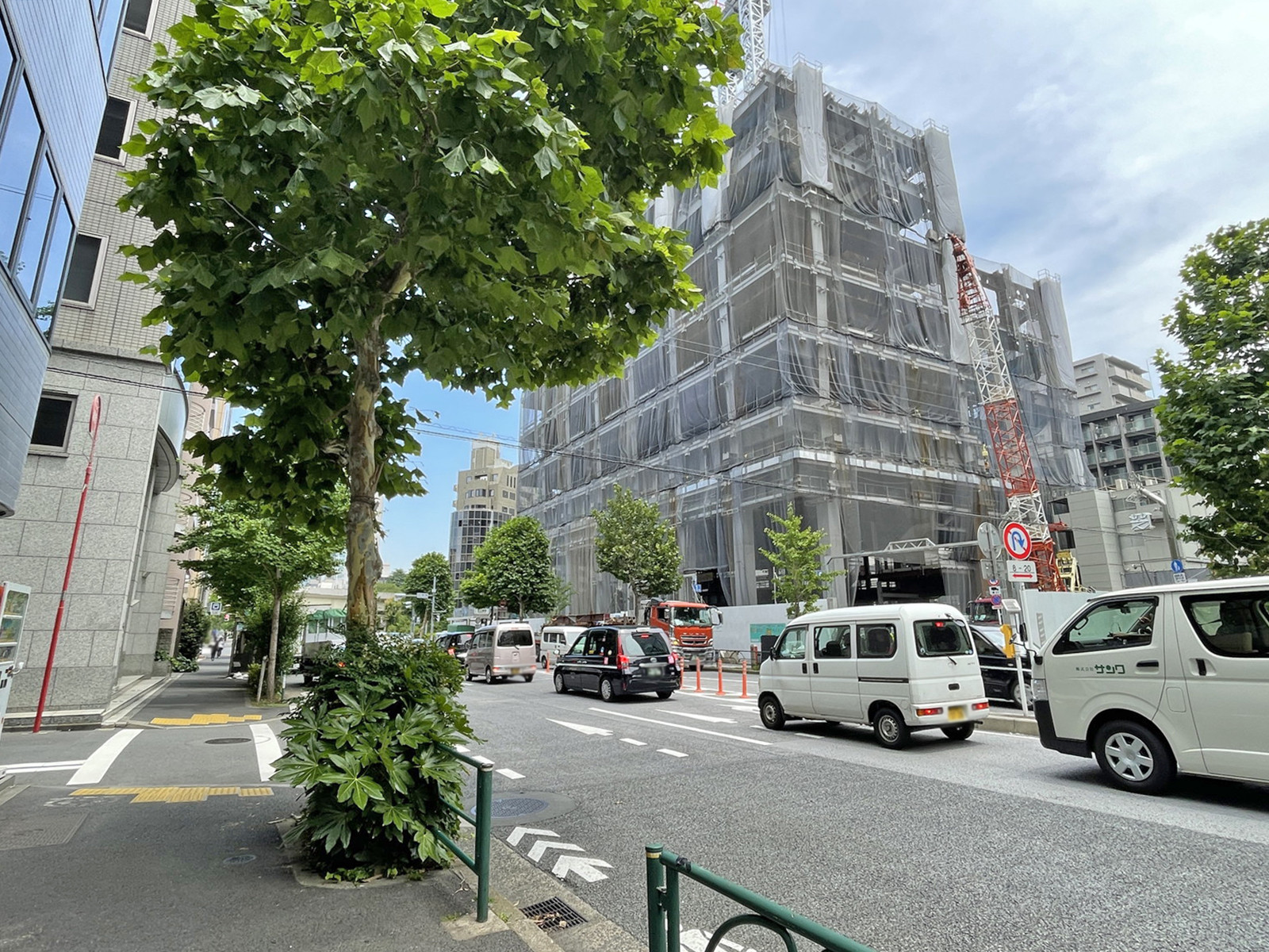 芝NKビル前面の日比谷通り