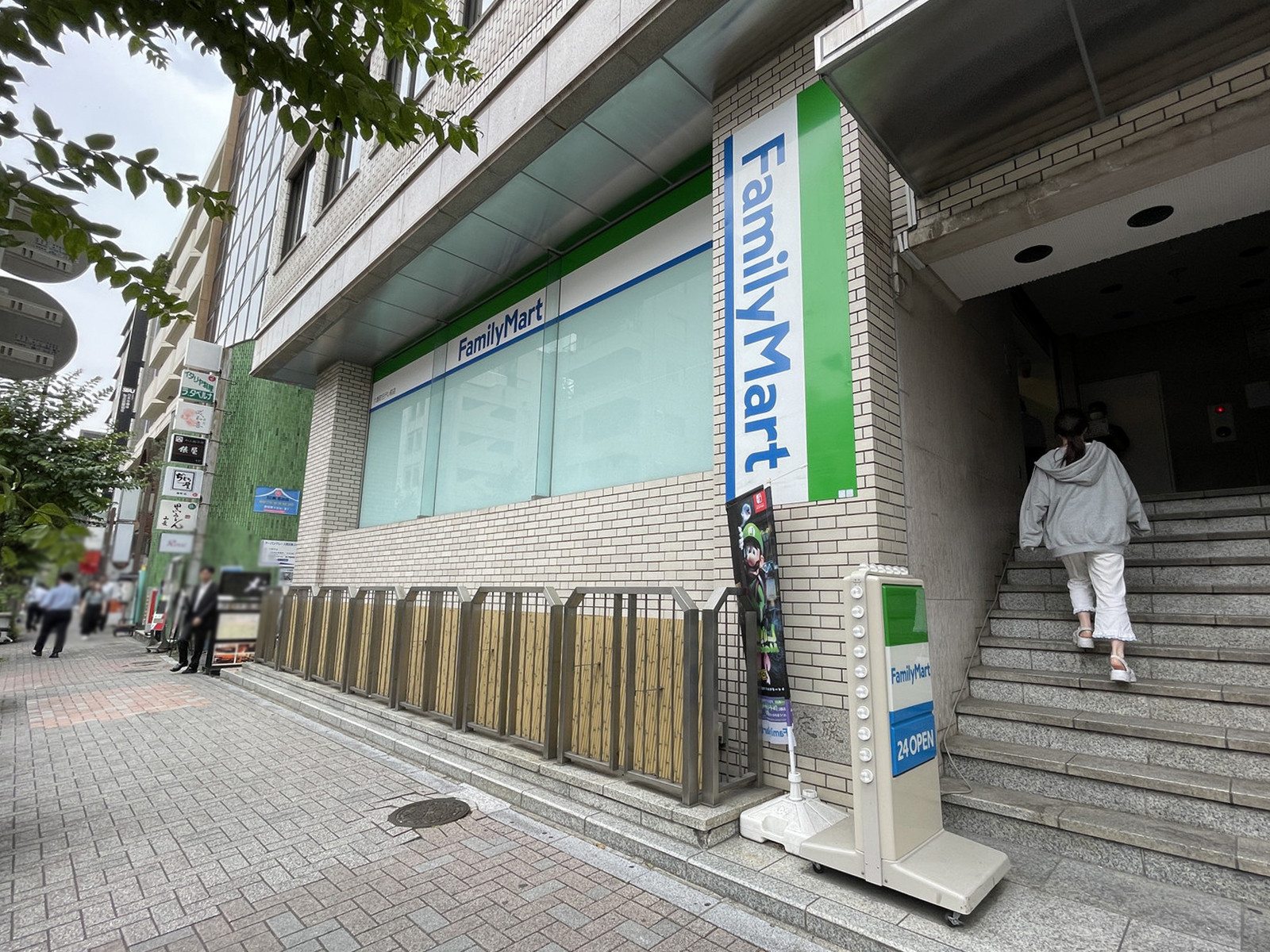 徒歩2分のファミリーマート 六番町日テレ前店