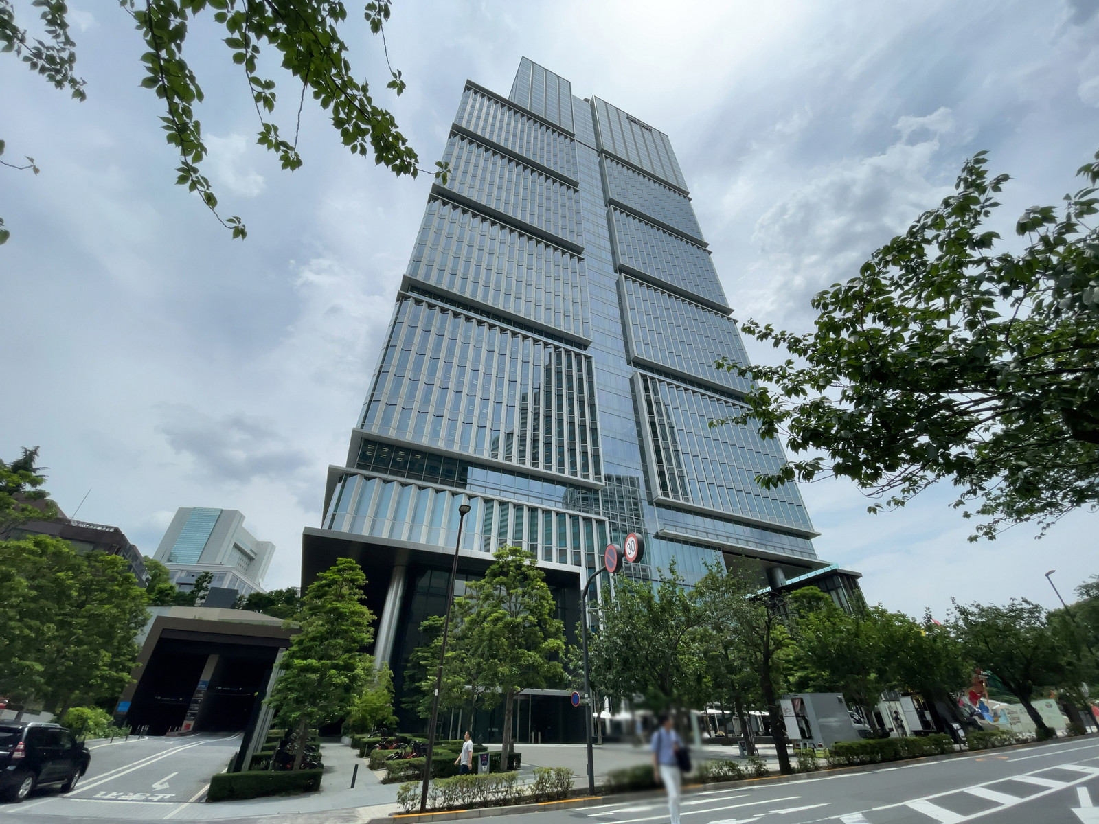 ビル前の東京ガーデンテラス紀尾井