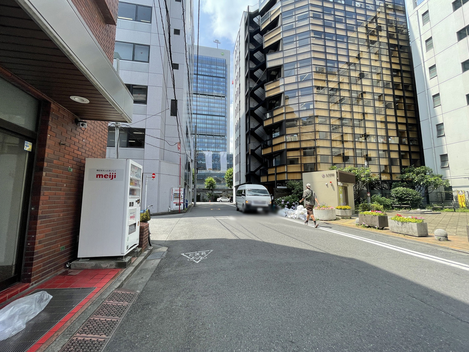 旭栄ビル前面の通り