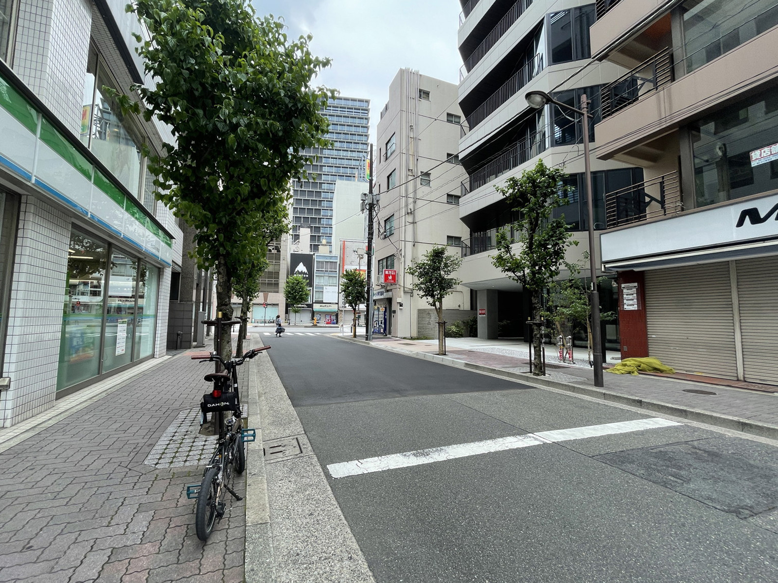 三光ビル前面の通り
