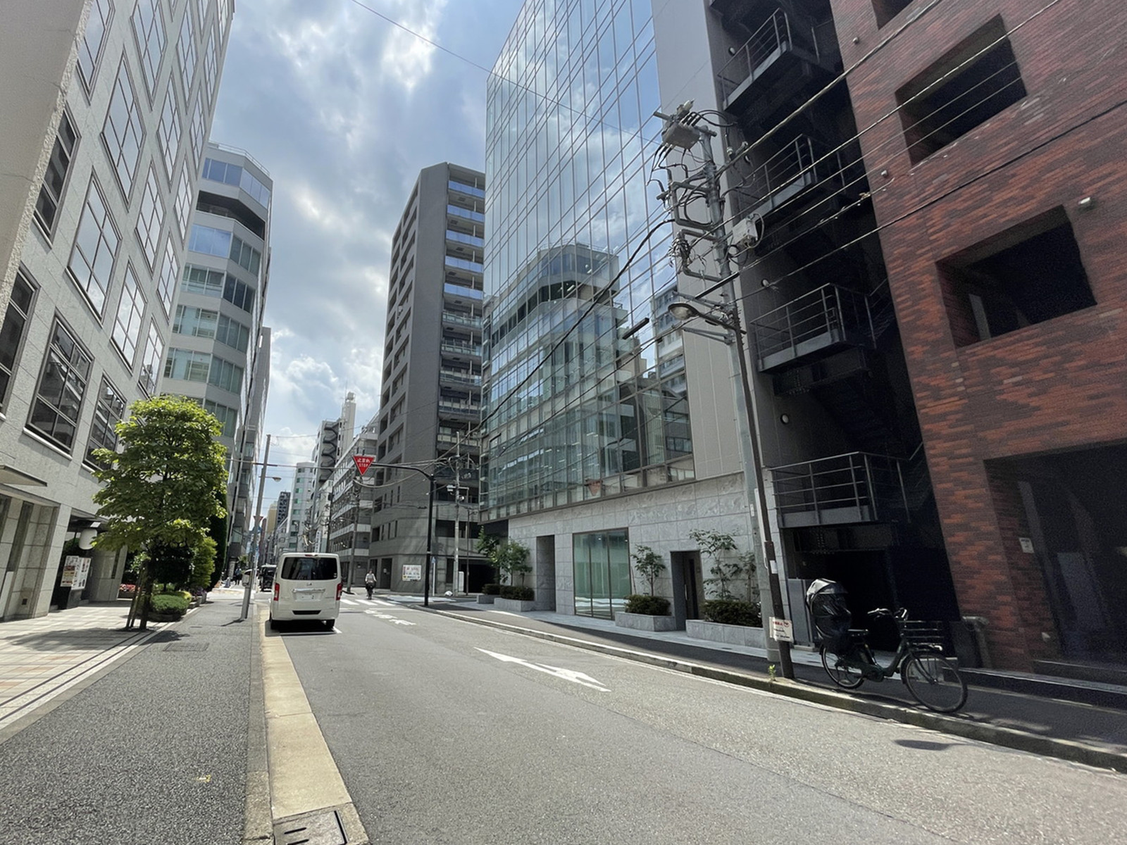 小川ビル前面の通り