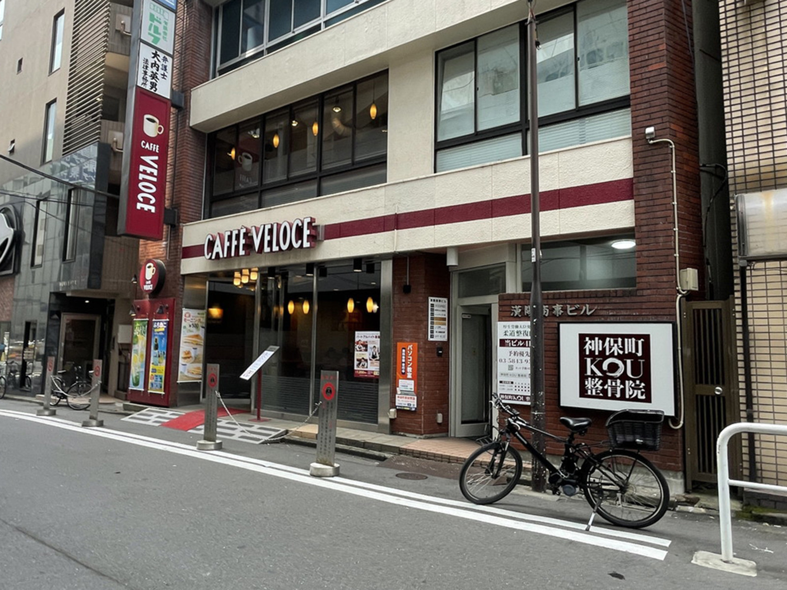 付近のカフェ・ベローチェ神保町店