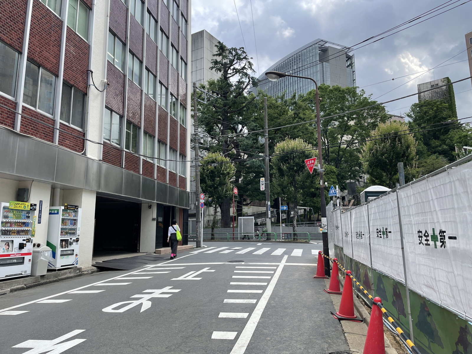 豊島屋本店ビル前面の通り