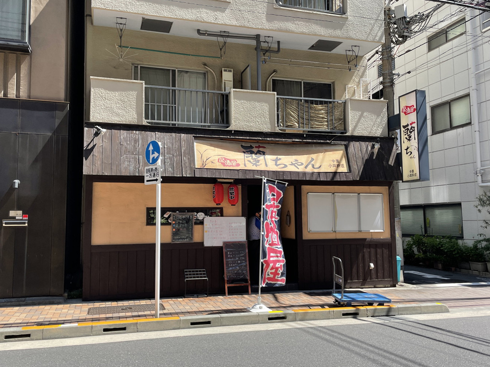 周辺には飲食店が点在