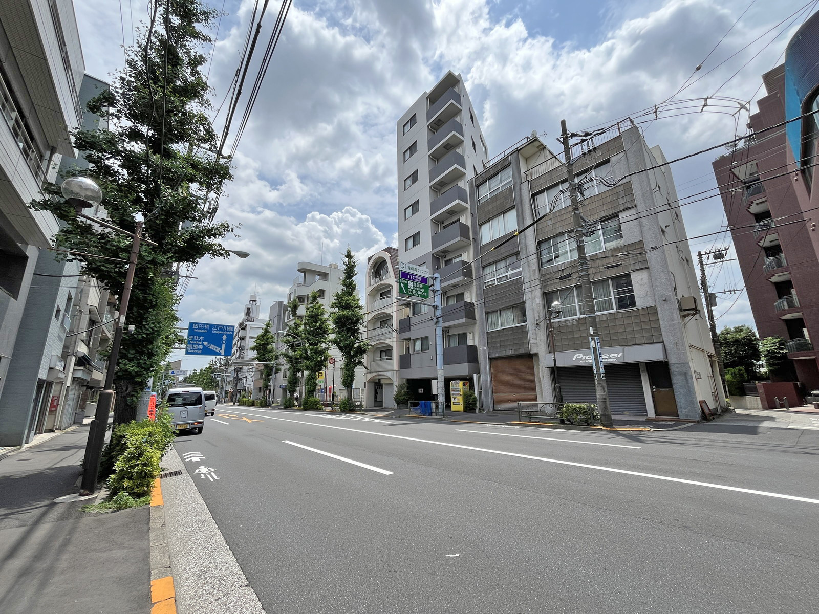 目白ガーデンハイツアネックス前面の目白通り