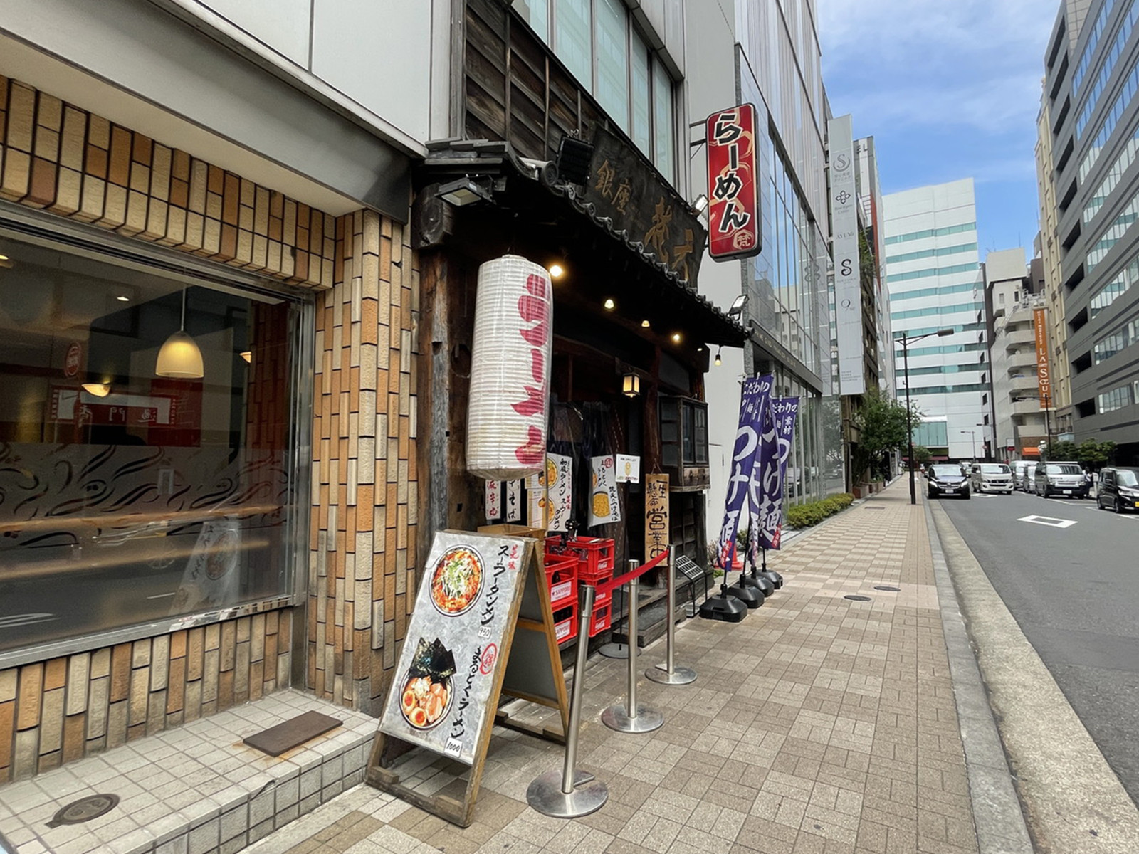 周辺には飲食店が点在