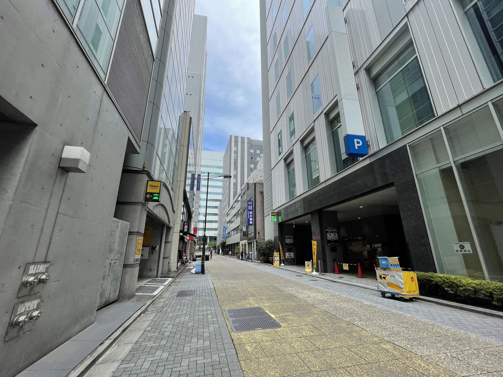 法研銀座ビル前面の通り