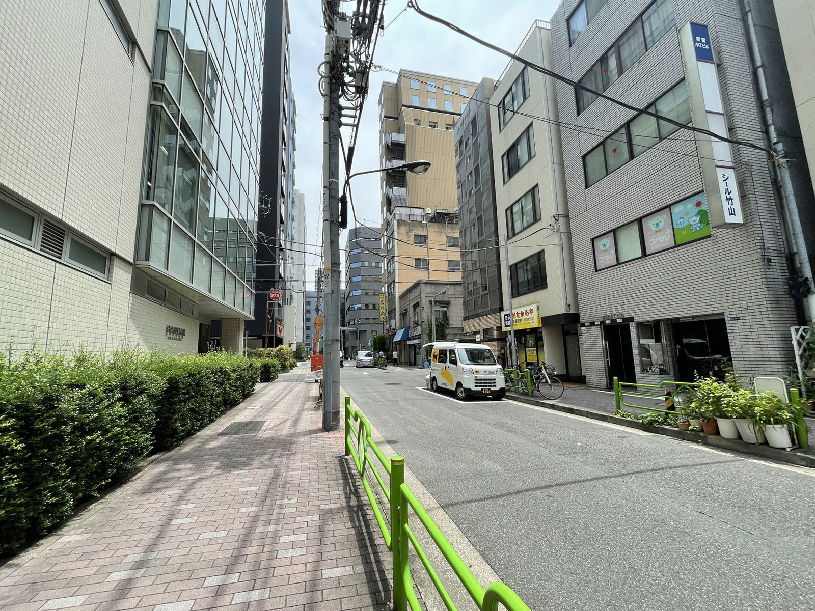 プラザ銀座新富ビル前面の通り