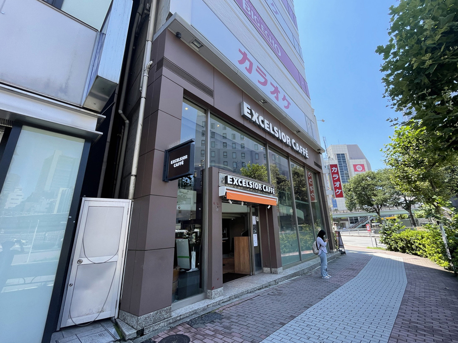 隣のエクセルシオール カフェ 五反田東口店