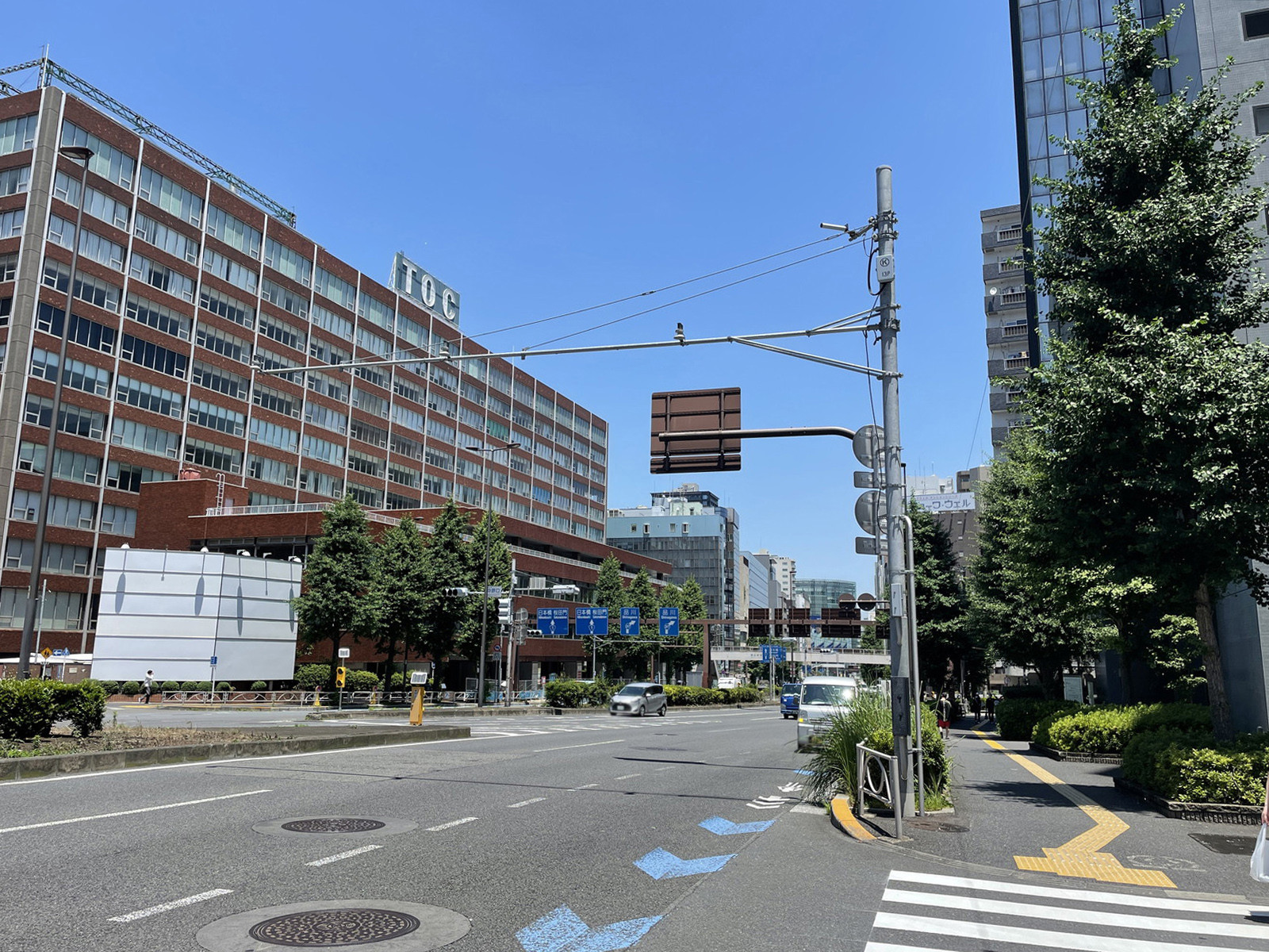 FORECAST五反田WEST前面の第二京浜
