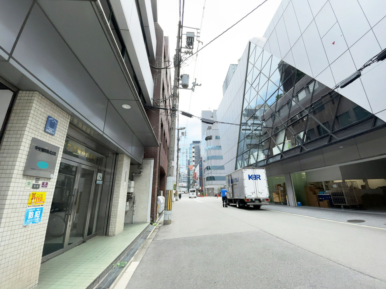 古久根信濃橋ビル前面の通り