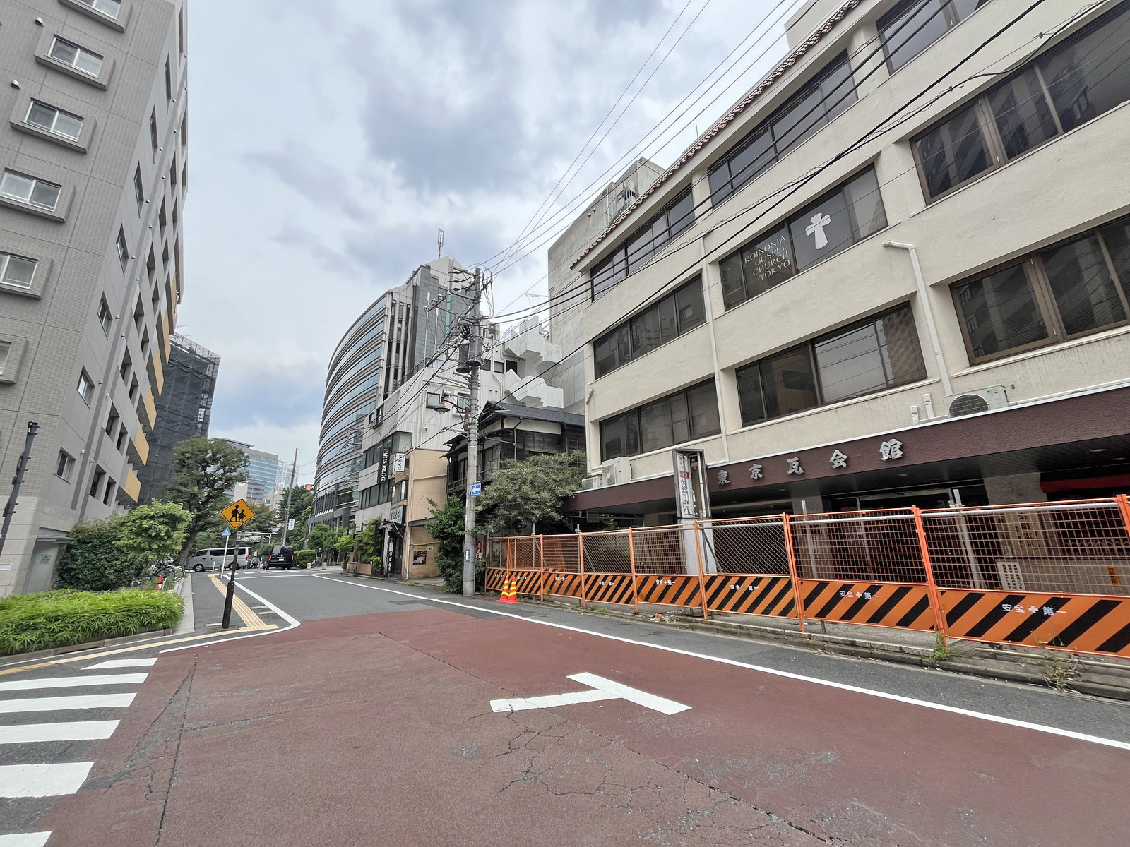 フォーサイトビル前面通り
