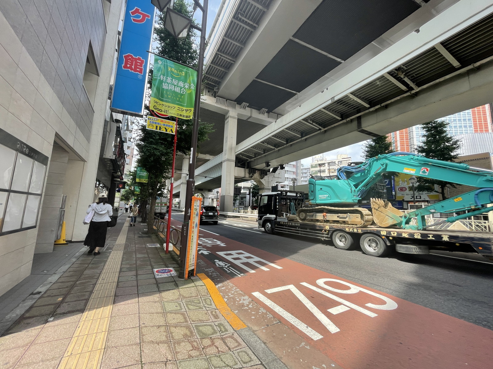 ワコーレ三軒茶屋64ビル前面の通り