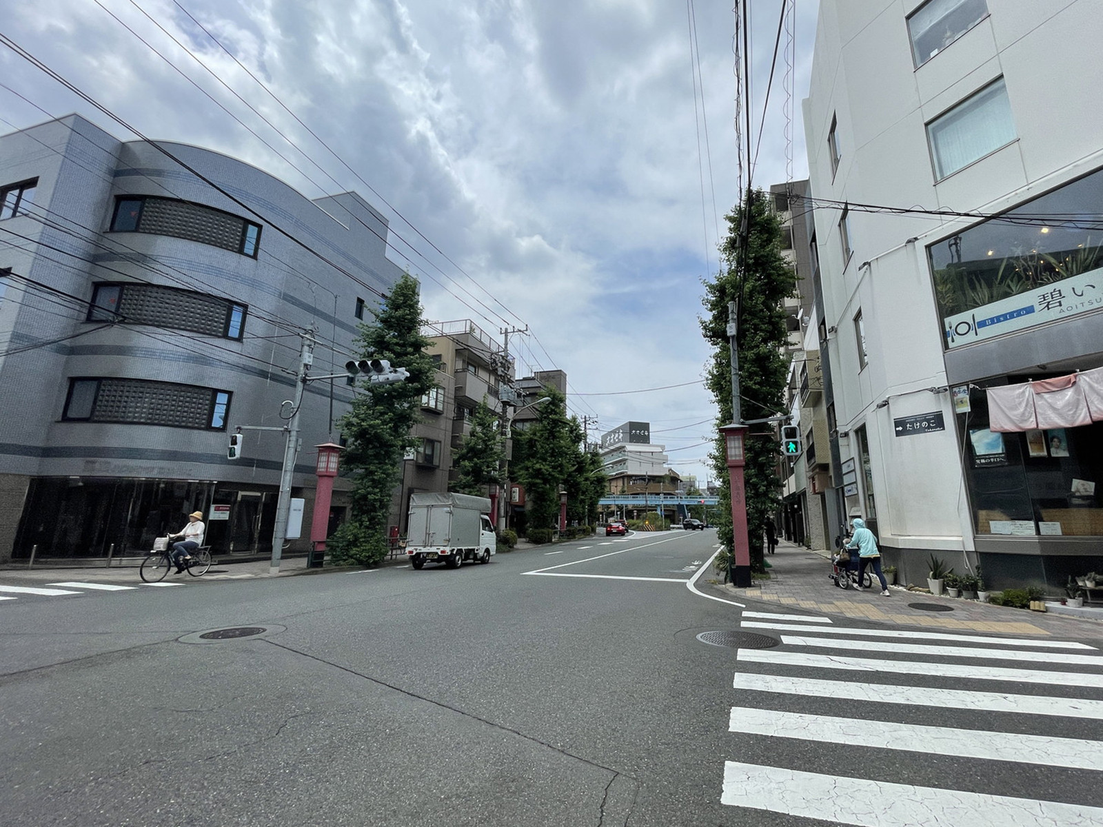 トーケンパート3前面の世田谷通り