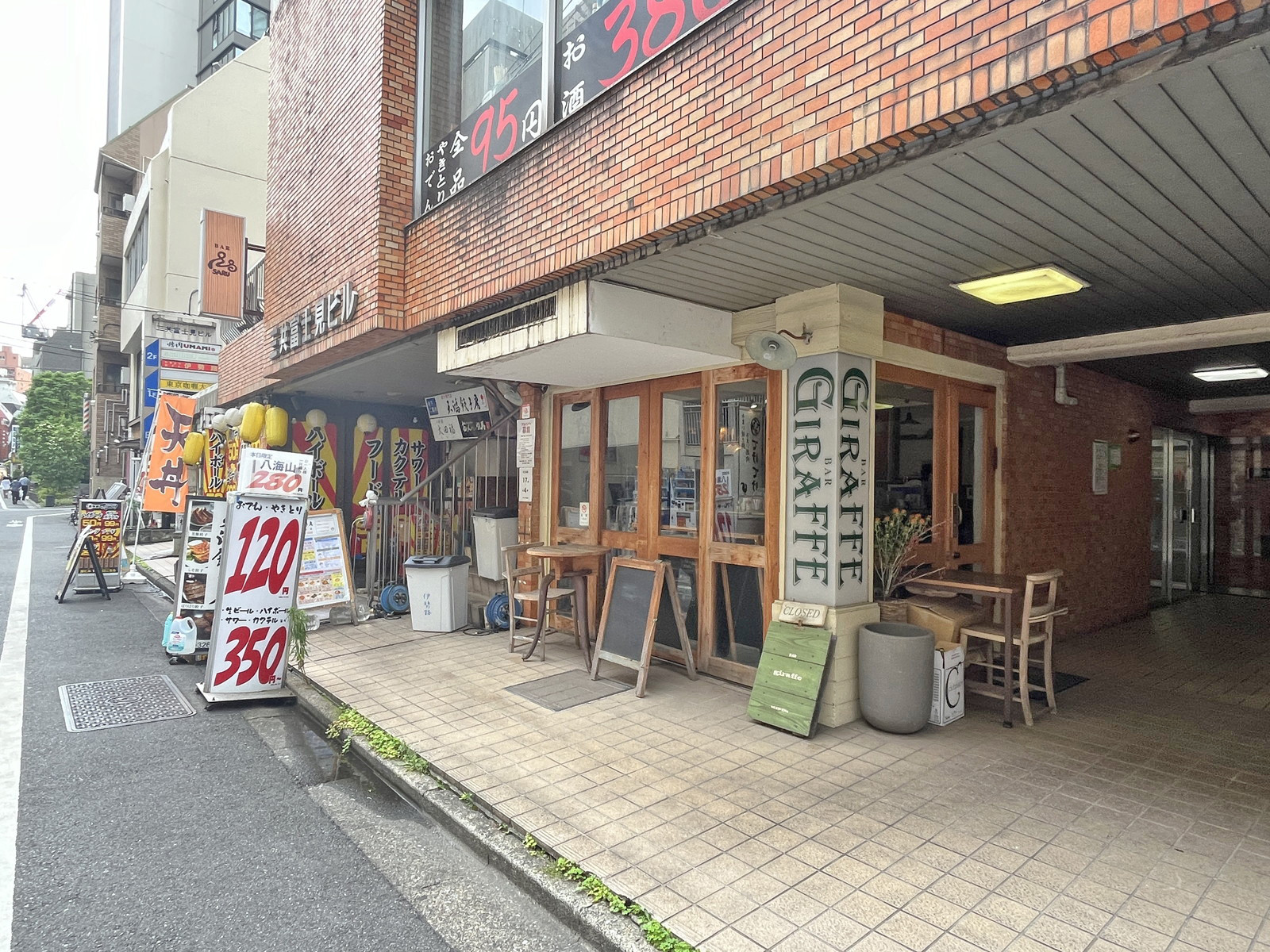 付近には飲食店が充実