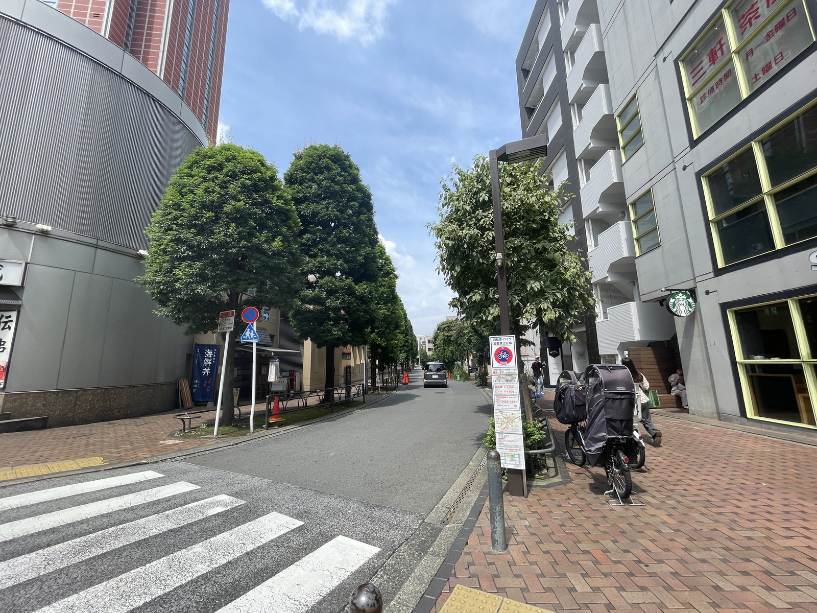 三軒茶屋アバックビル前面の通り