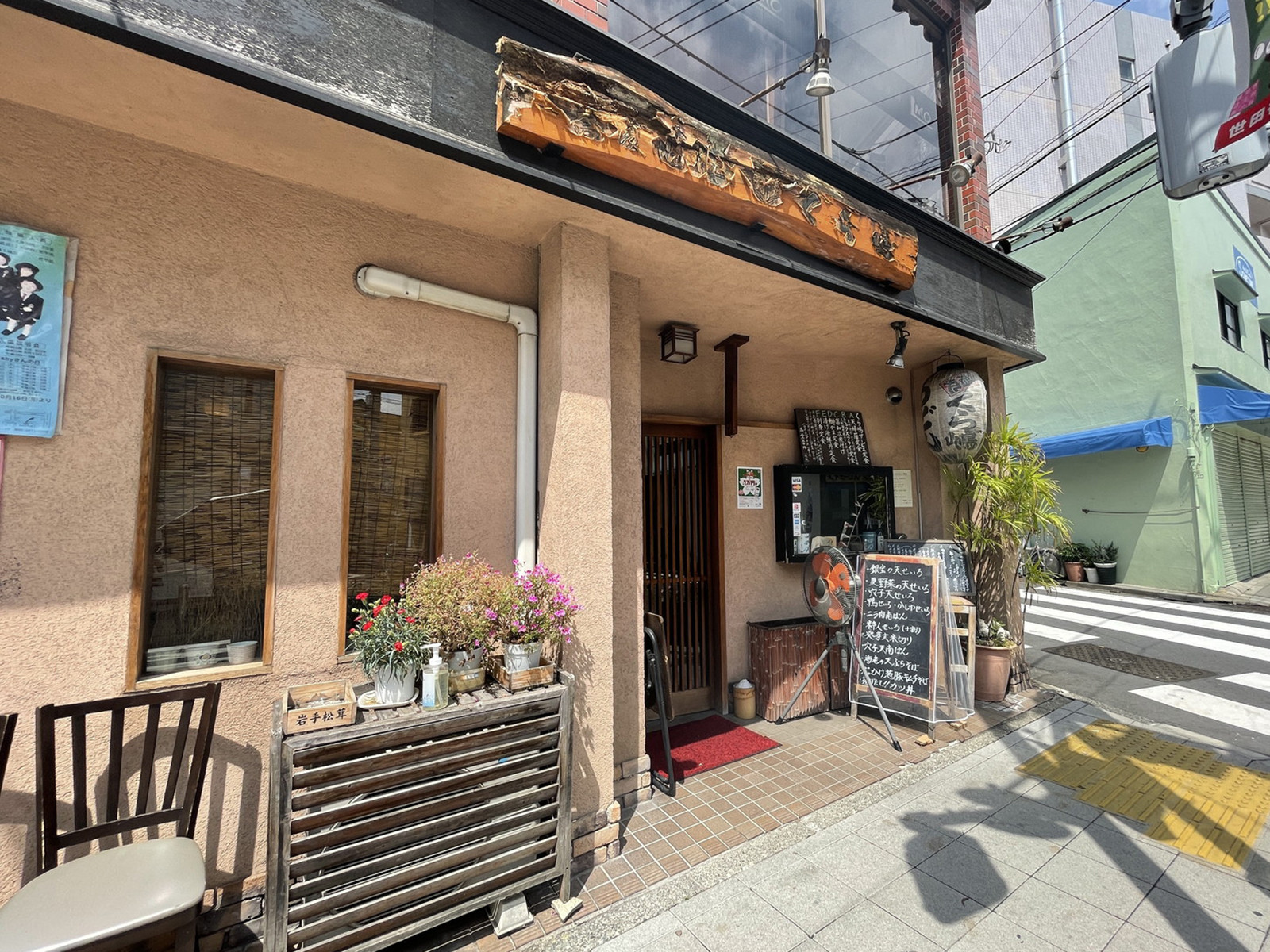 徒歩圏内には飲食店が点在