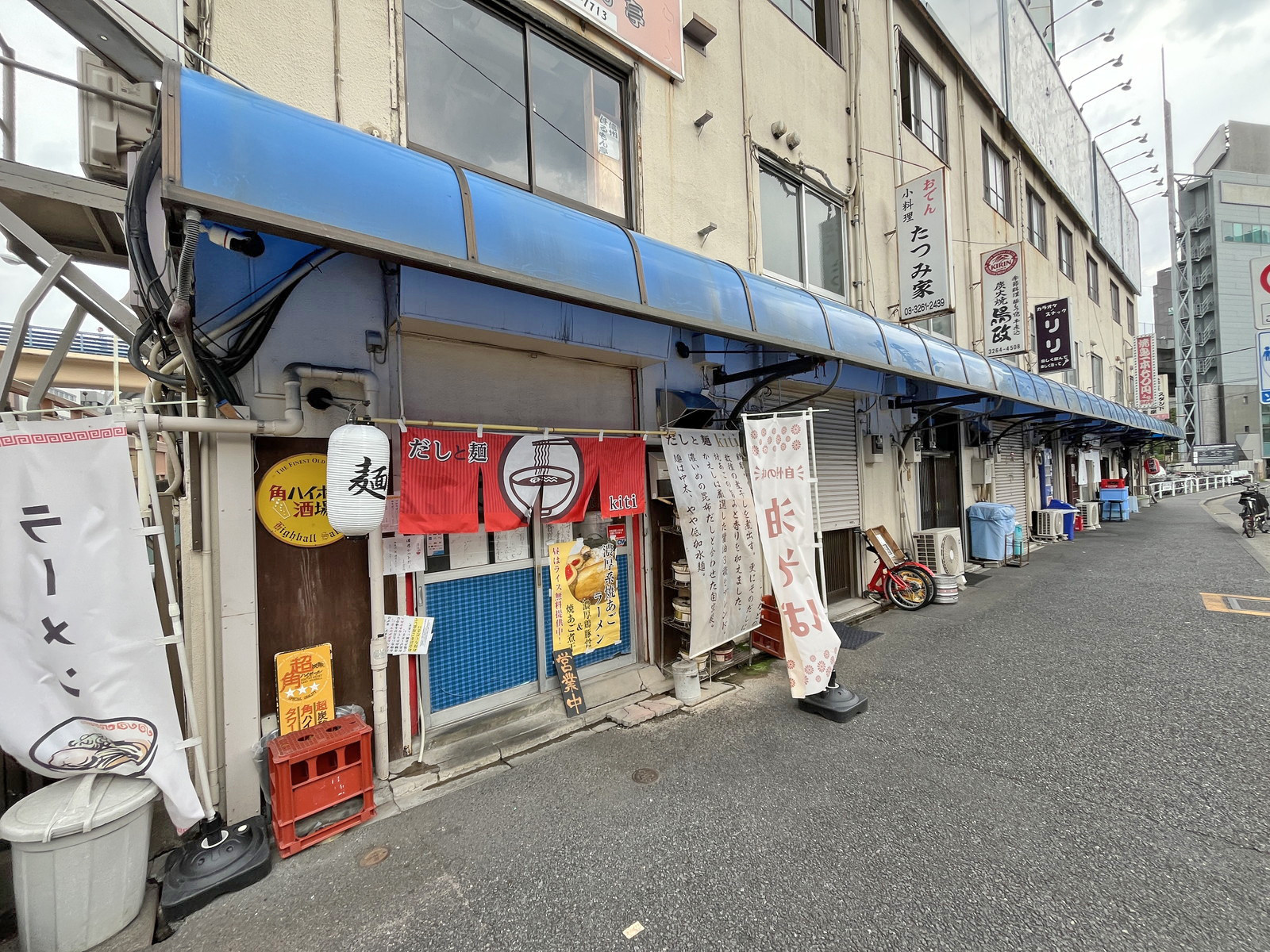 付近には飲食店が充実