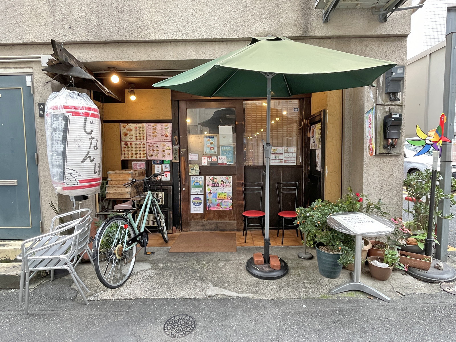 同じ並びの中華料理じなんぼ