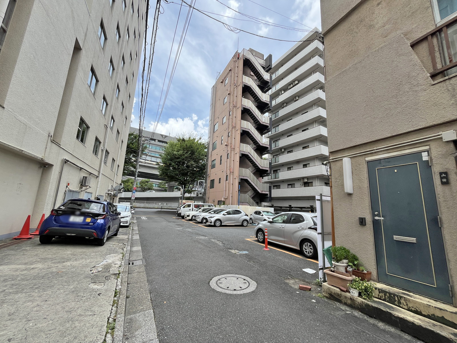 ニューグローリビル前面通り