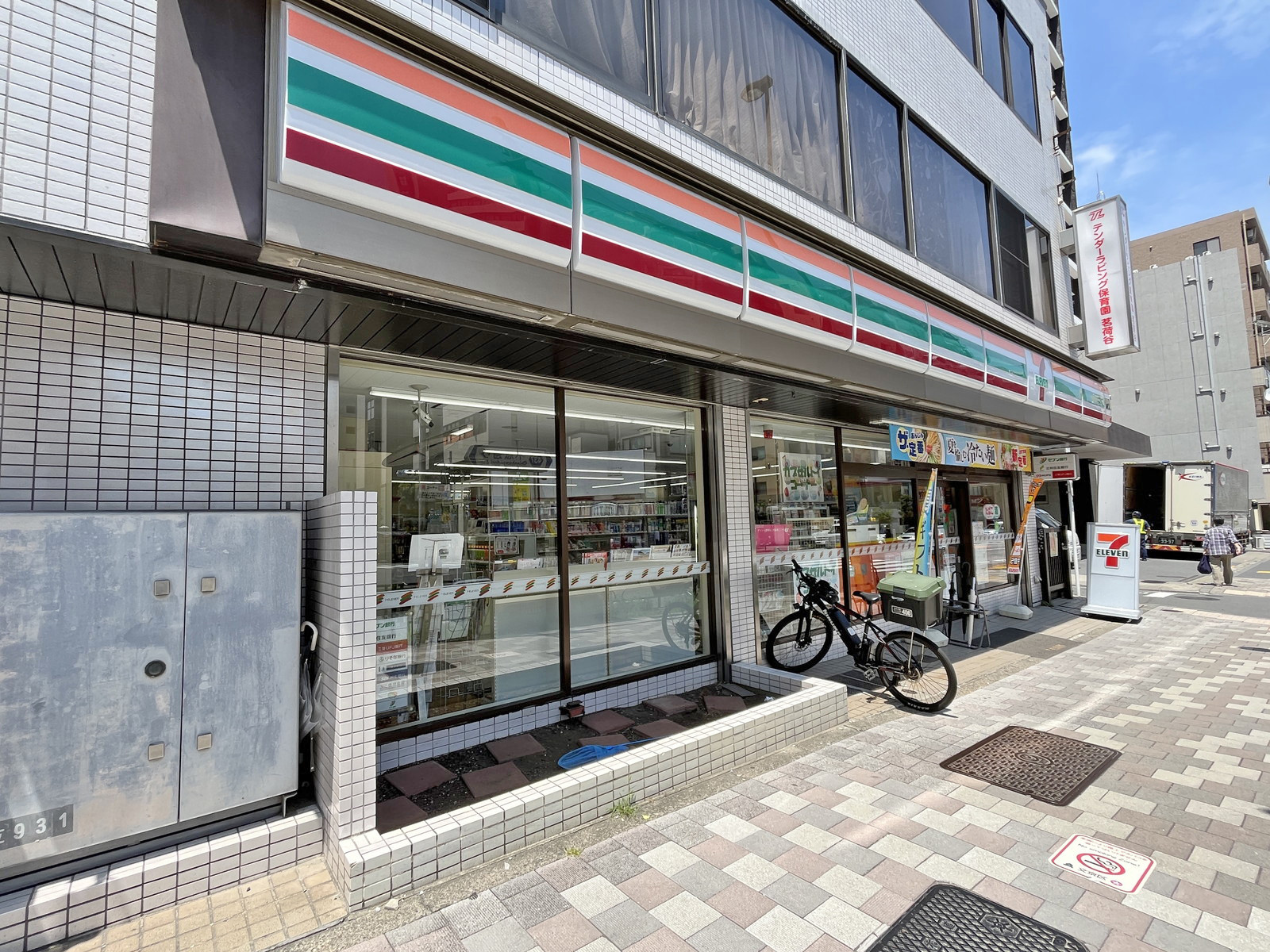 向かいの通りのセブンイレブン文京大塚四丁目店