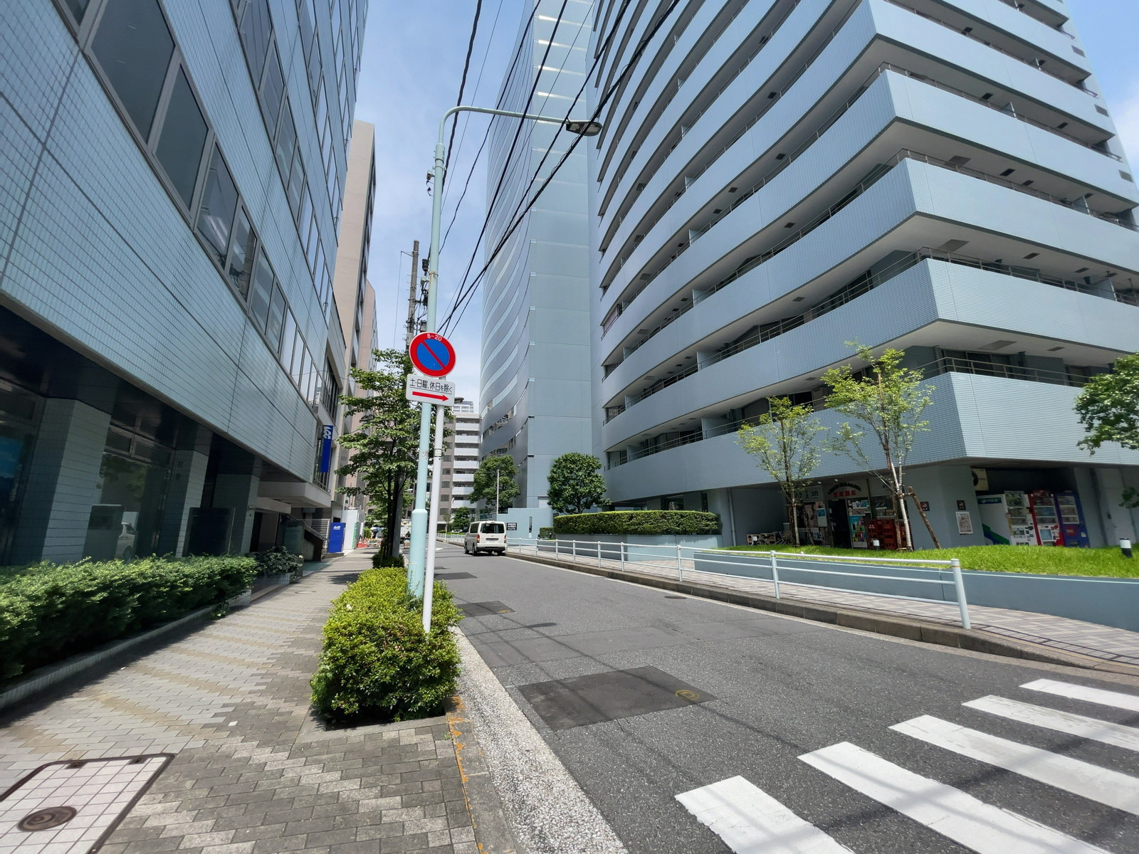 日本橋巴ビル前面の通り