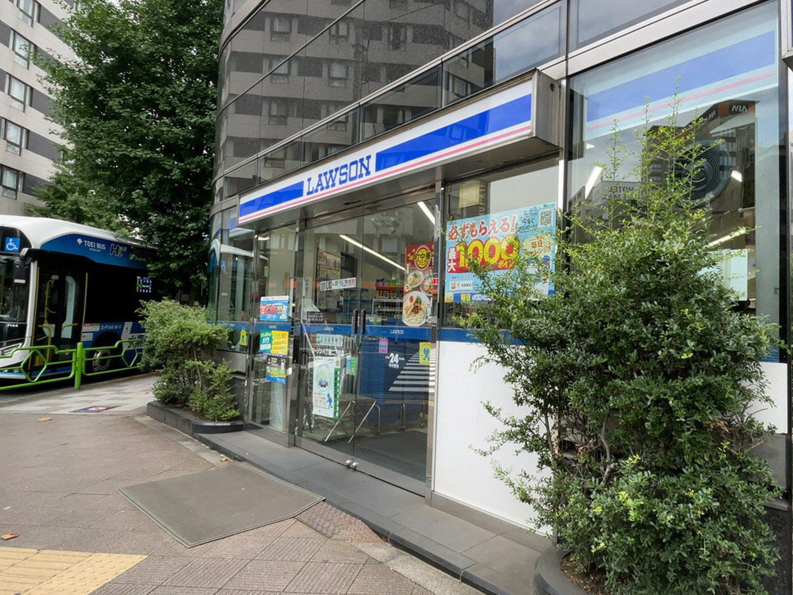 徒歩1分のローソン 八丁堀二丁目店