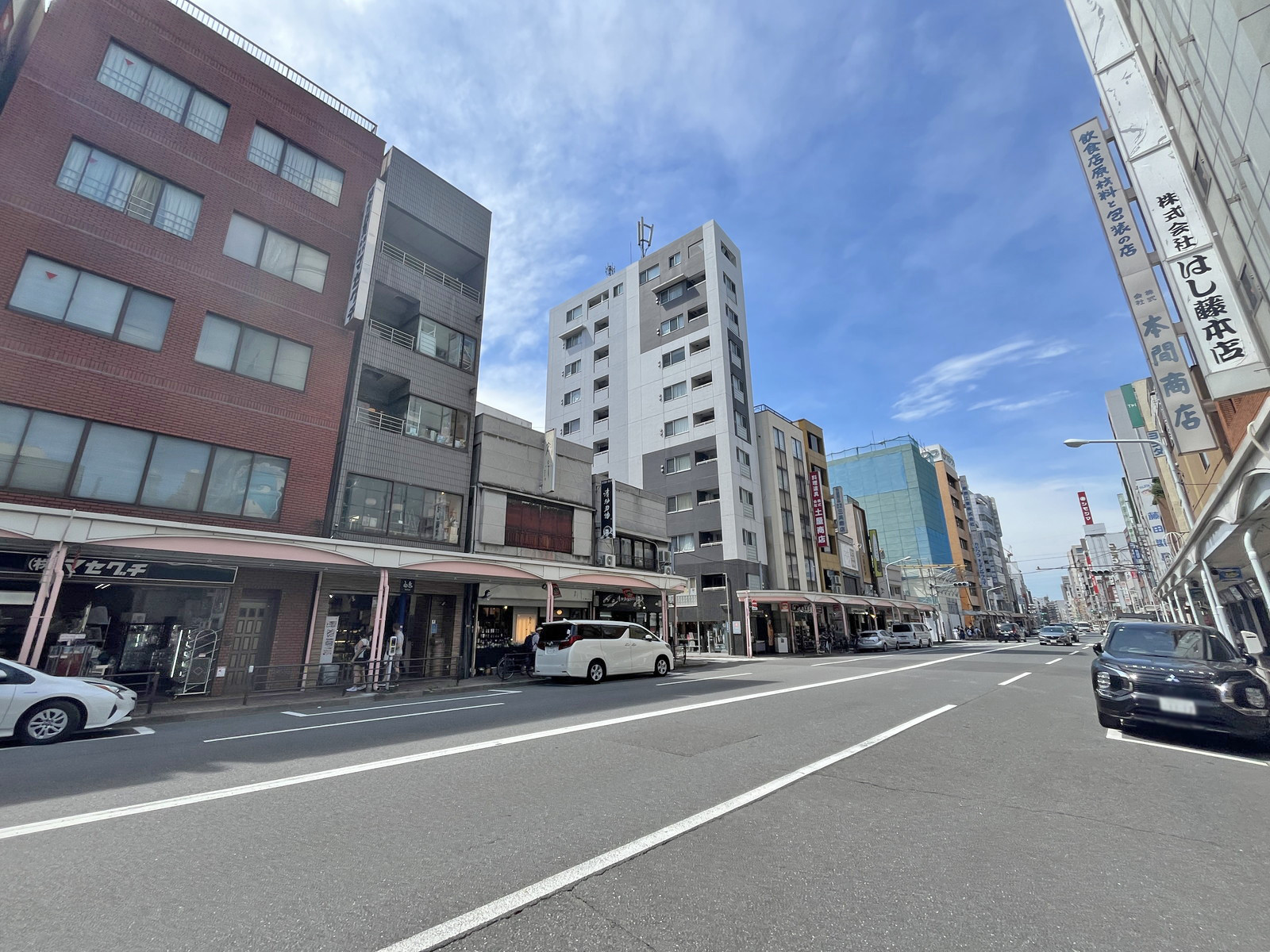 プロメッカセンタービル前面のかっぱ橋道具街通り