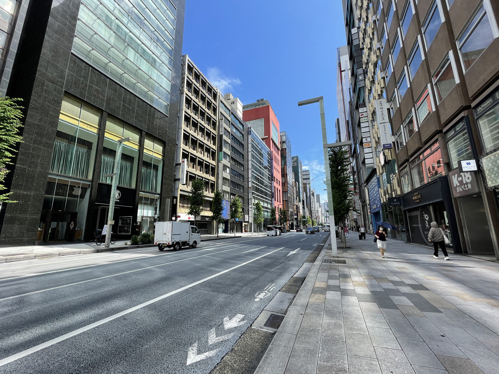 銀座スリーエイトビル前面の通り