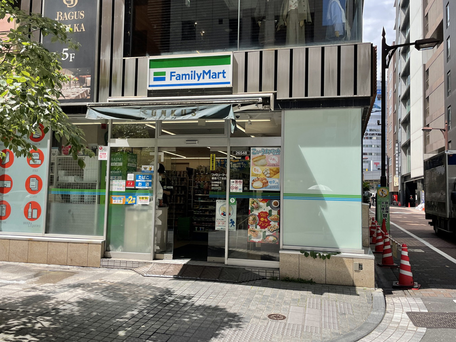 徒歩3分のファミリーマート銀座8丁目店