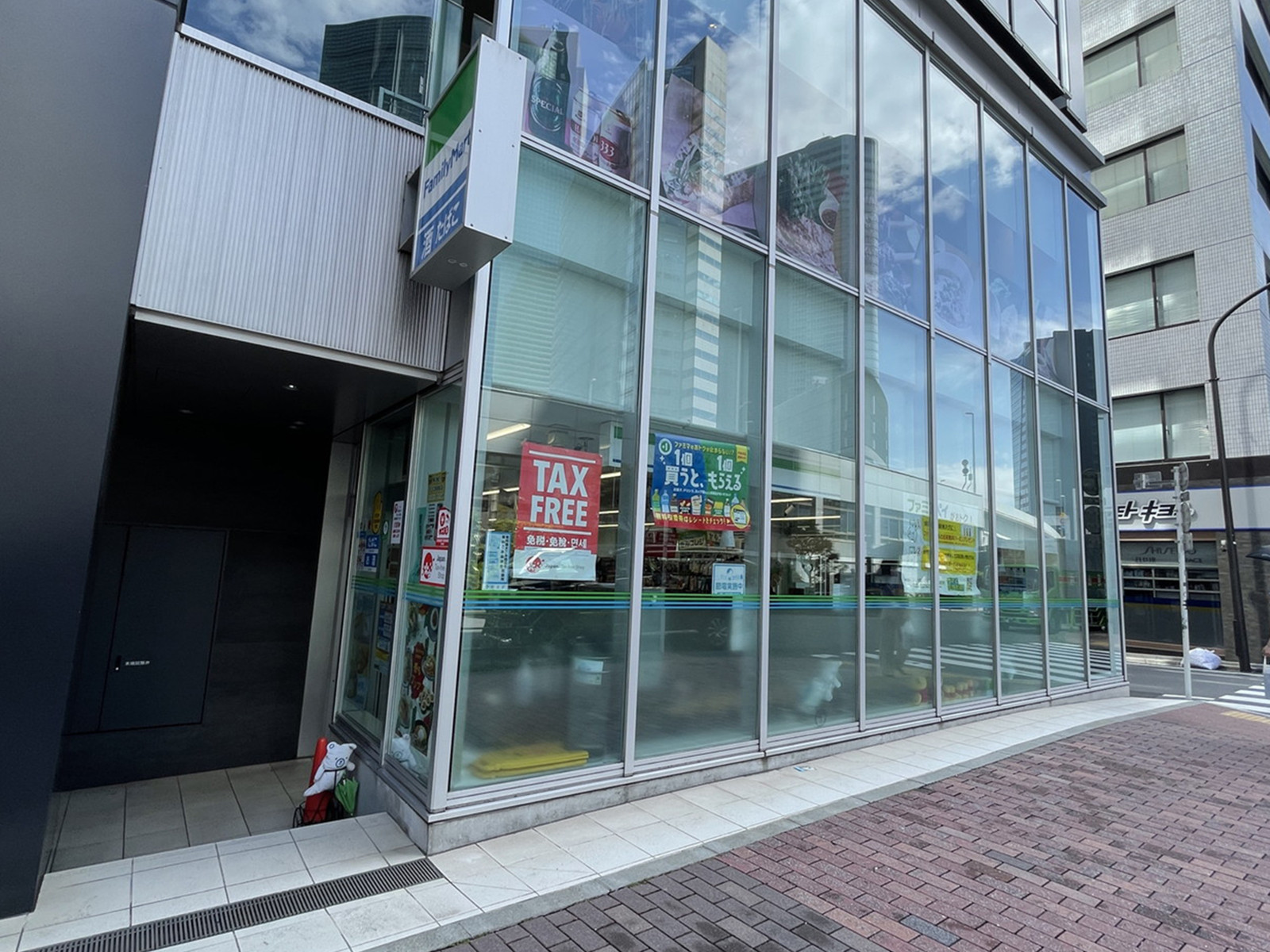 並びのファミリーマート銀座御門通り店