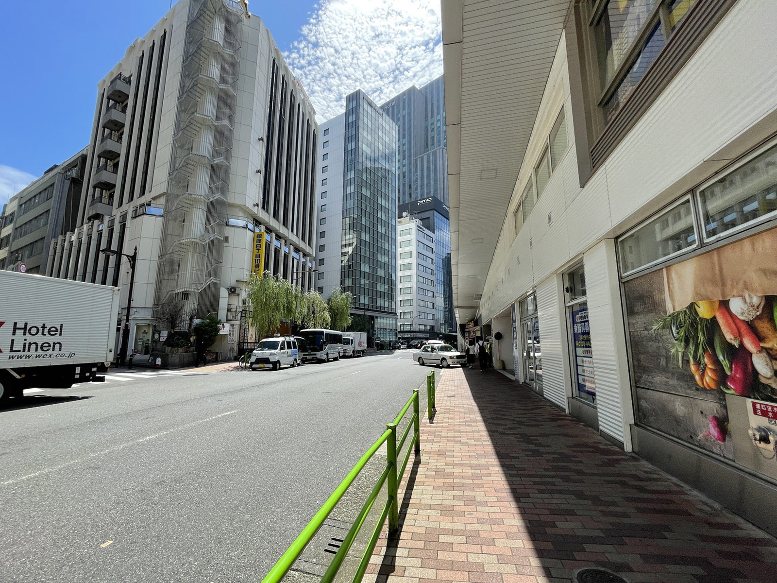 銀座8丁目10番ビル前面の通り