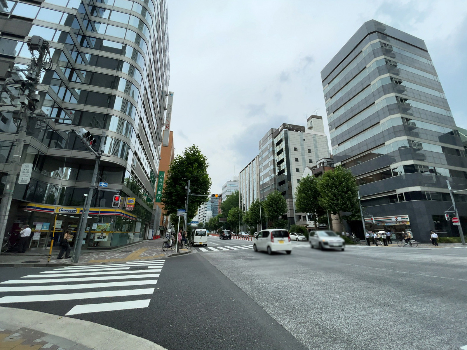 日本橋蛎殻町東急ビル前面の新大橋通り