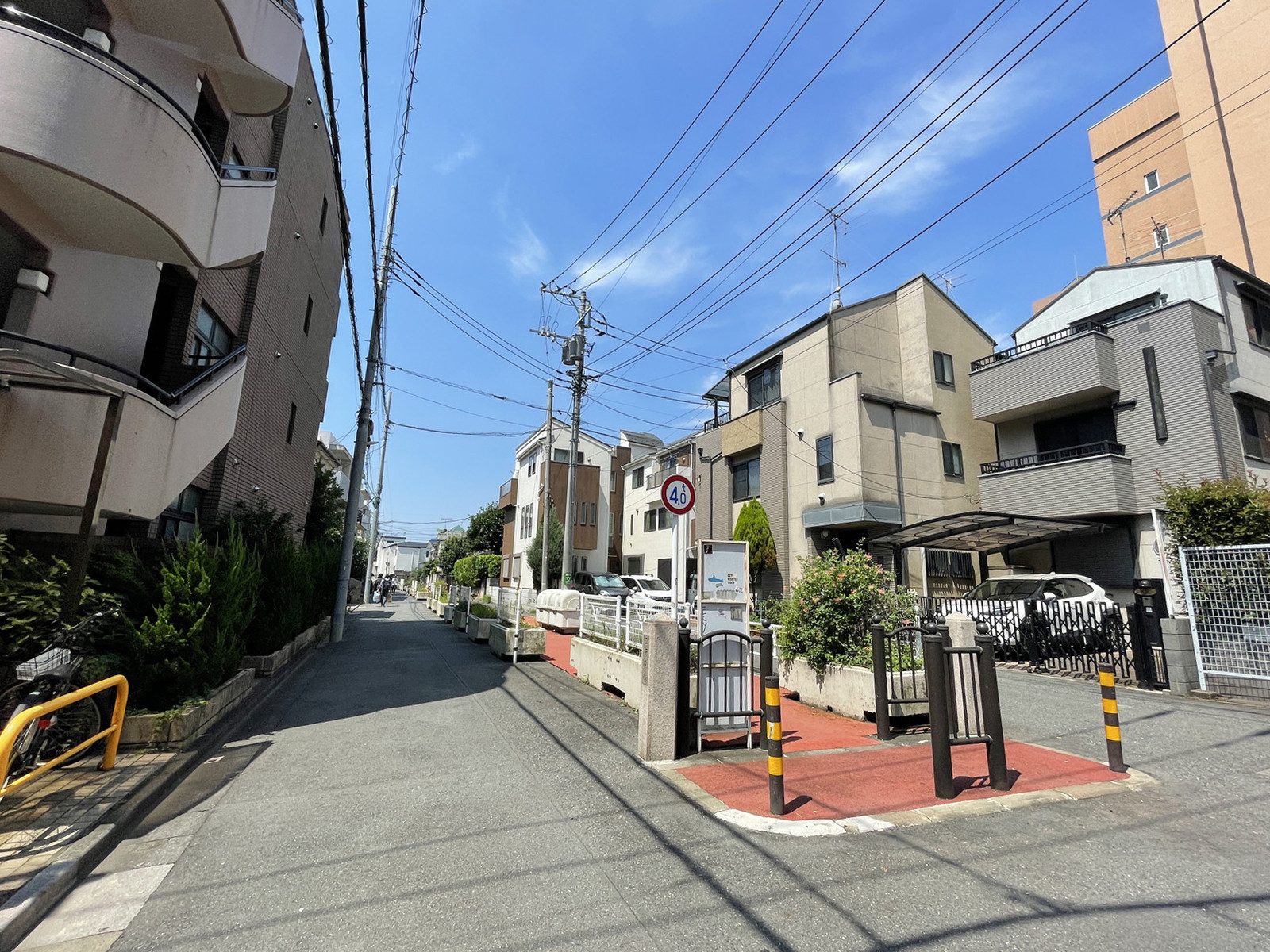 パークアヴェニュー新宿西前面の通り