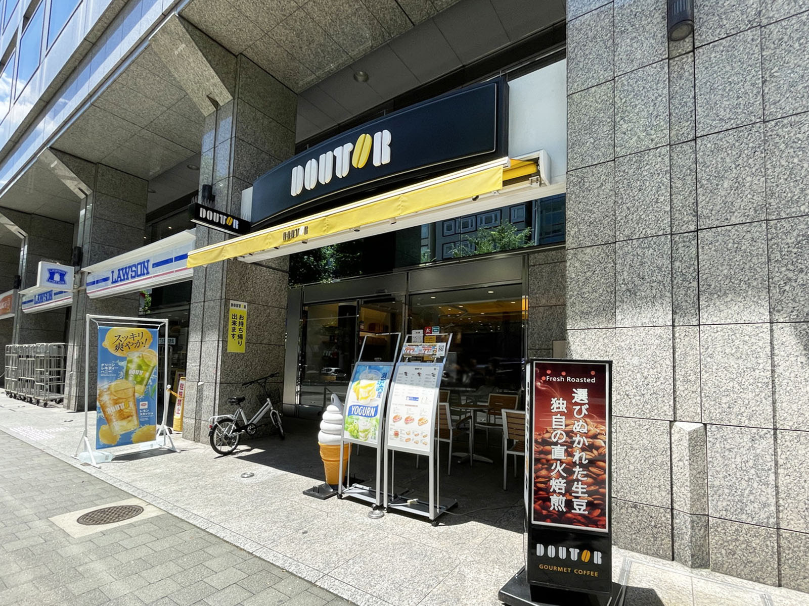 並びにあるドトールコーヒーショップ 四条烏丸店