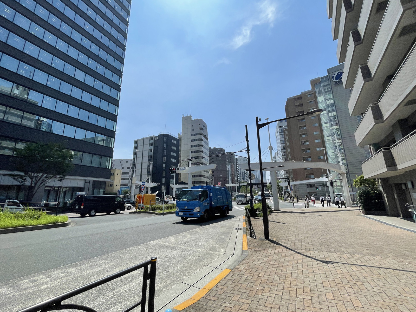 新宿ビジネスタワー前面の通り