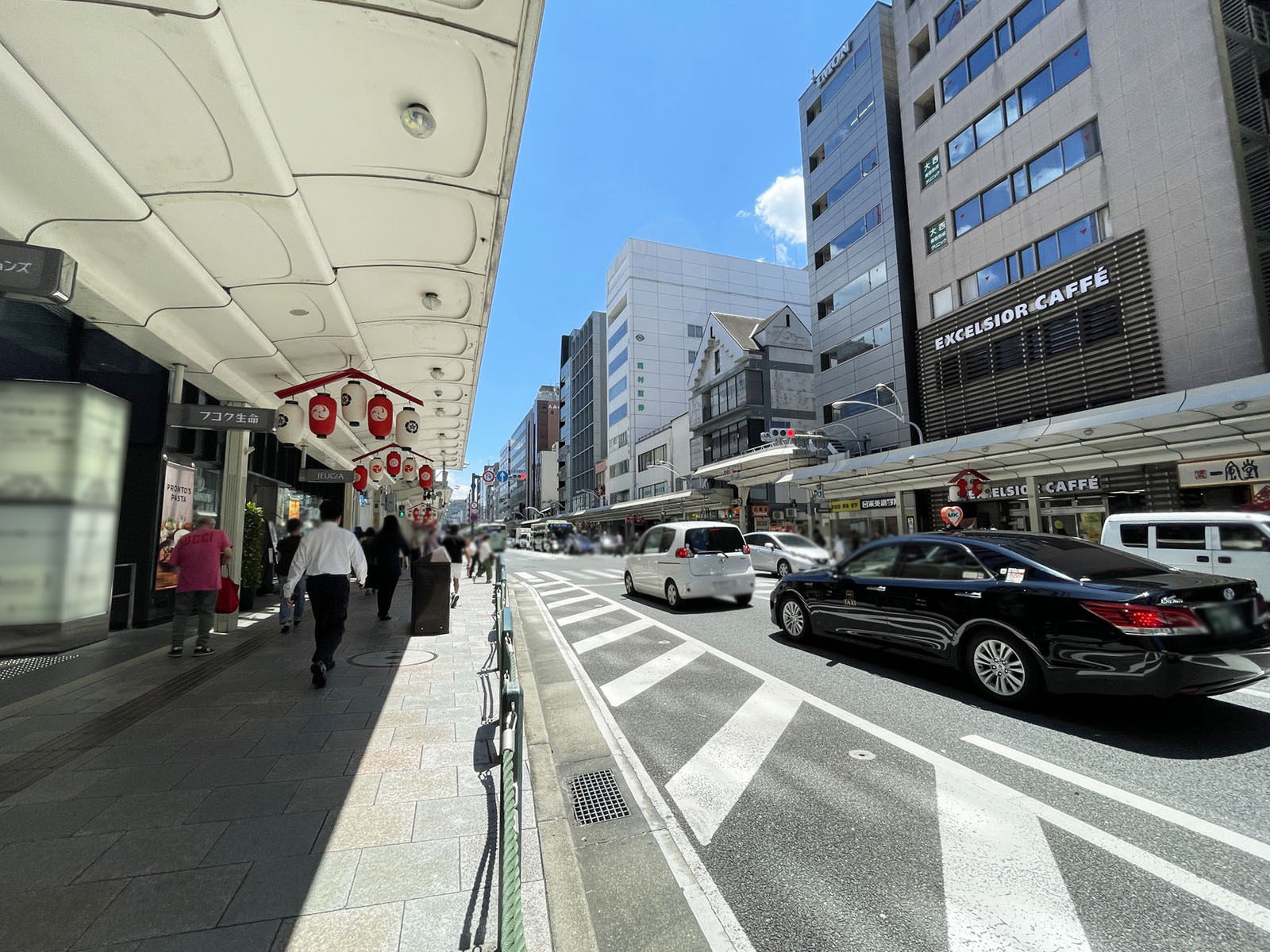 京都フコク生命四条烏丸ビル前面の通り