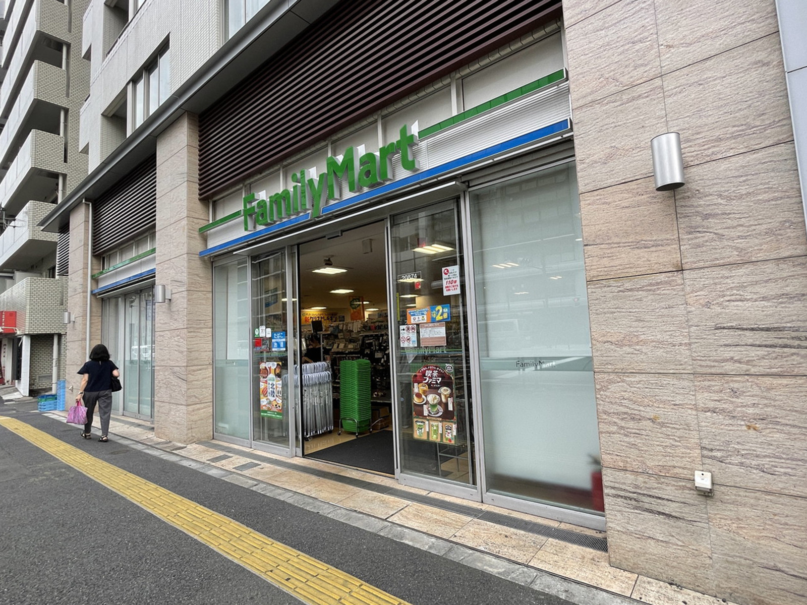 徒歩4分のファミリーマート小浦目黒青葉台店