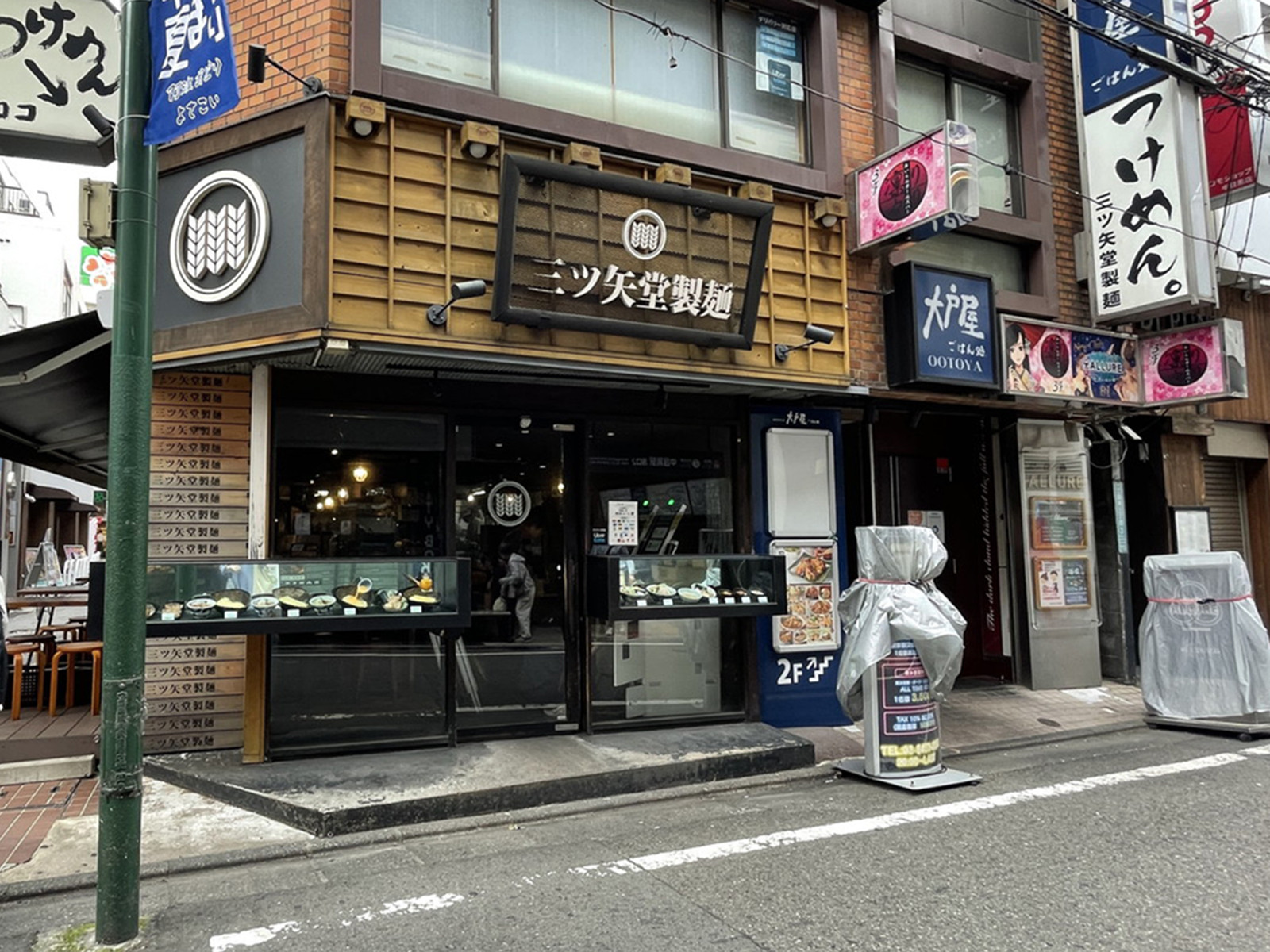 周辺には飲食店が多数