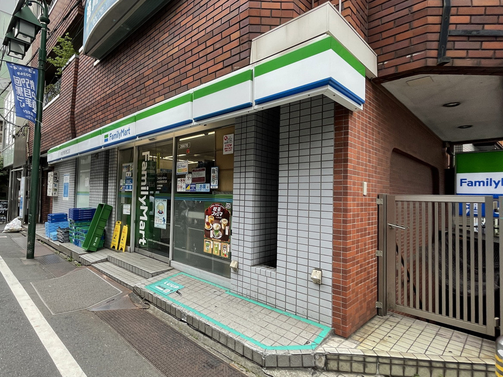 徒歩2分のファミリーマート中目黒駅西口店