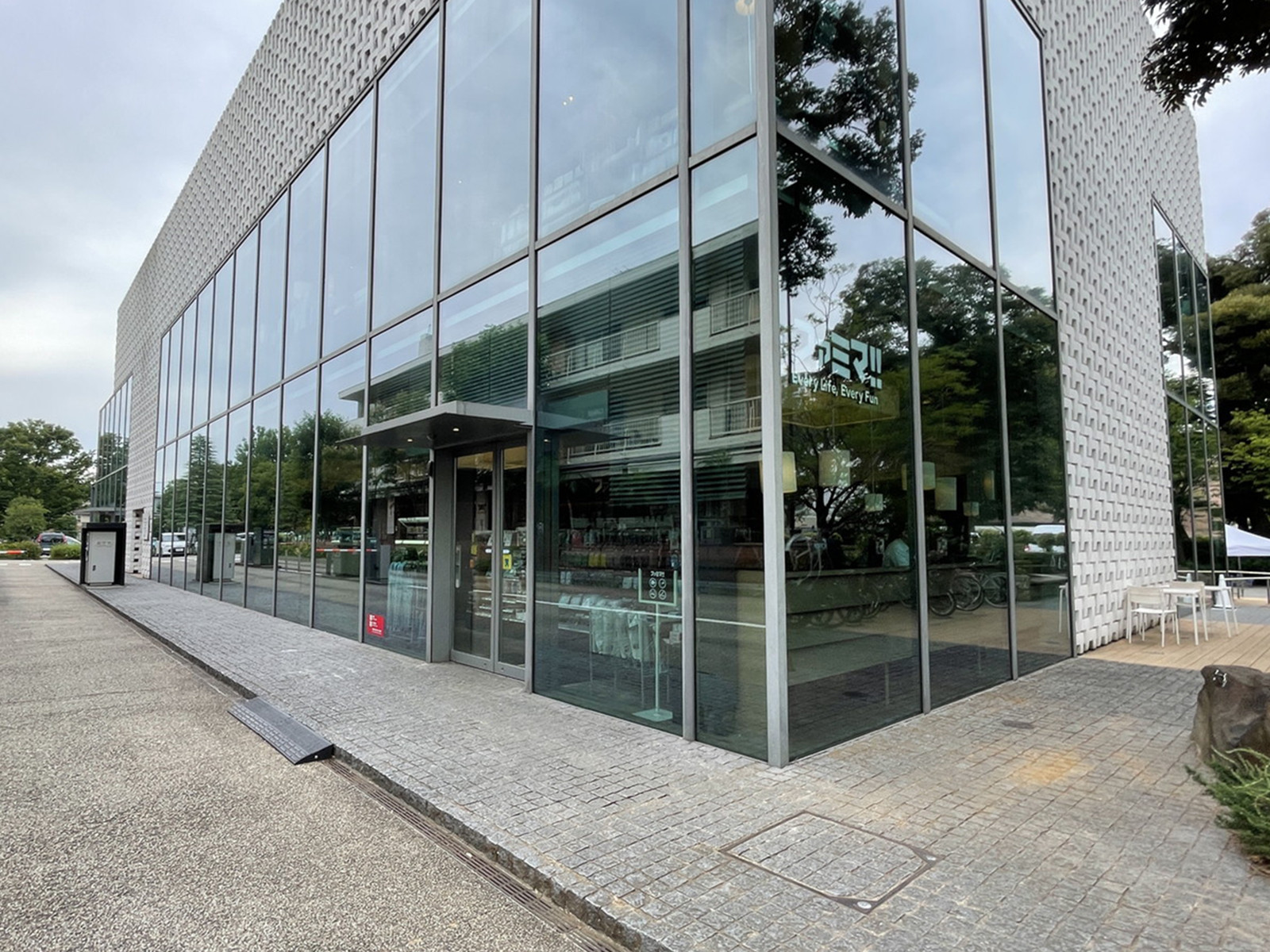 徒歩2分のファミマ!!代官山店