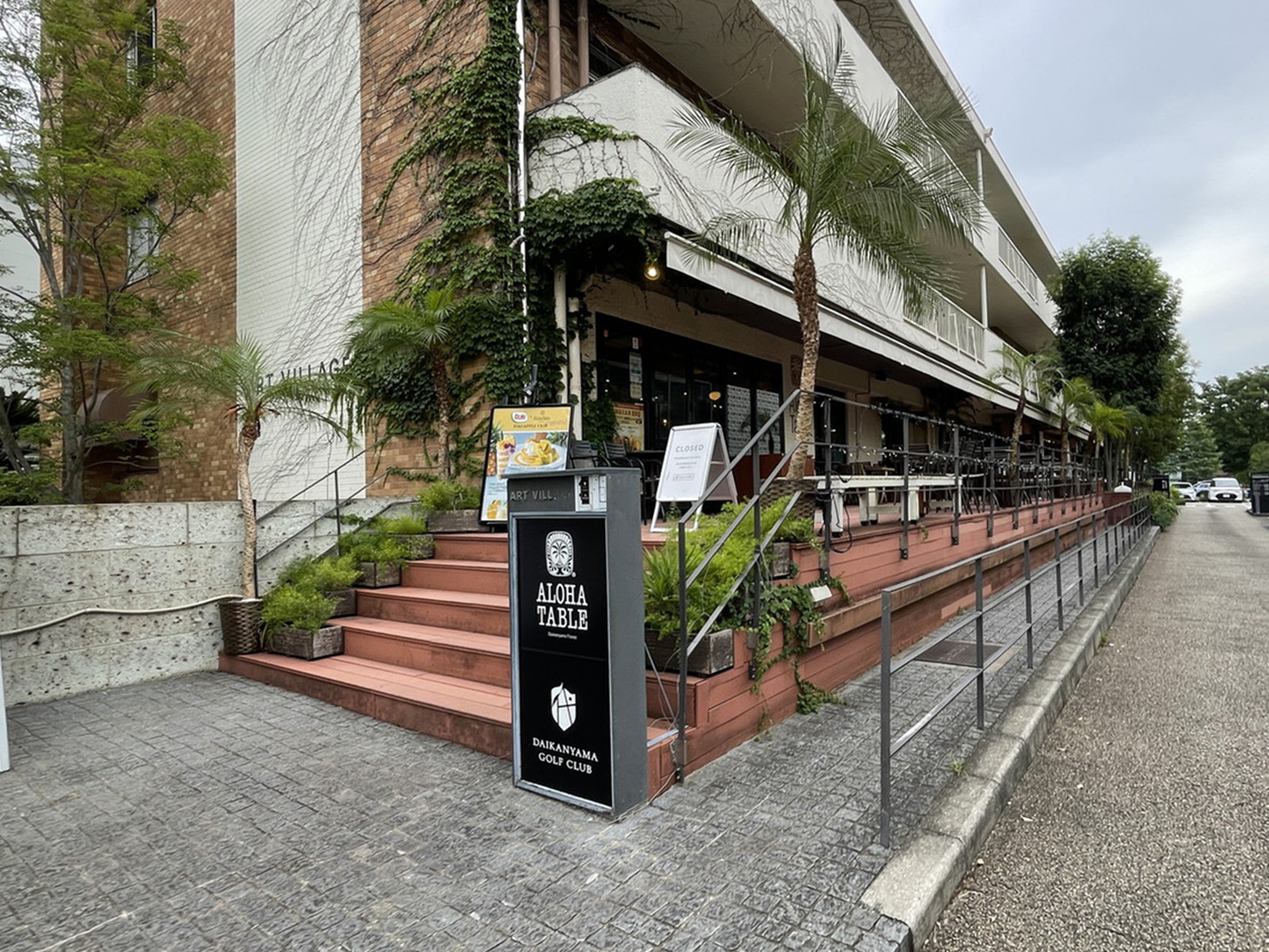 徒歩圏内には飲食店が点在