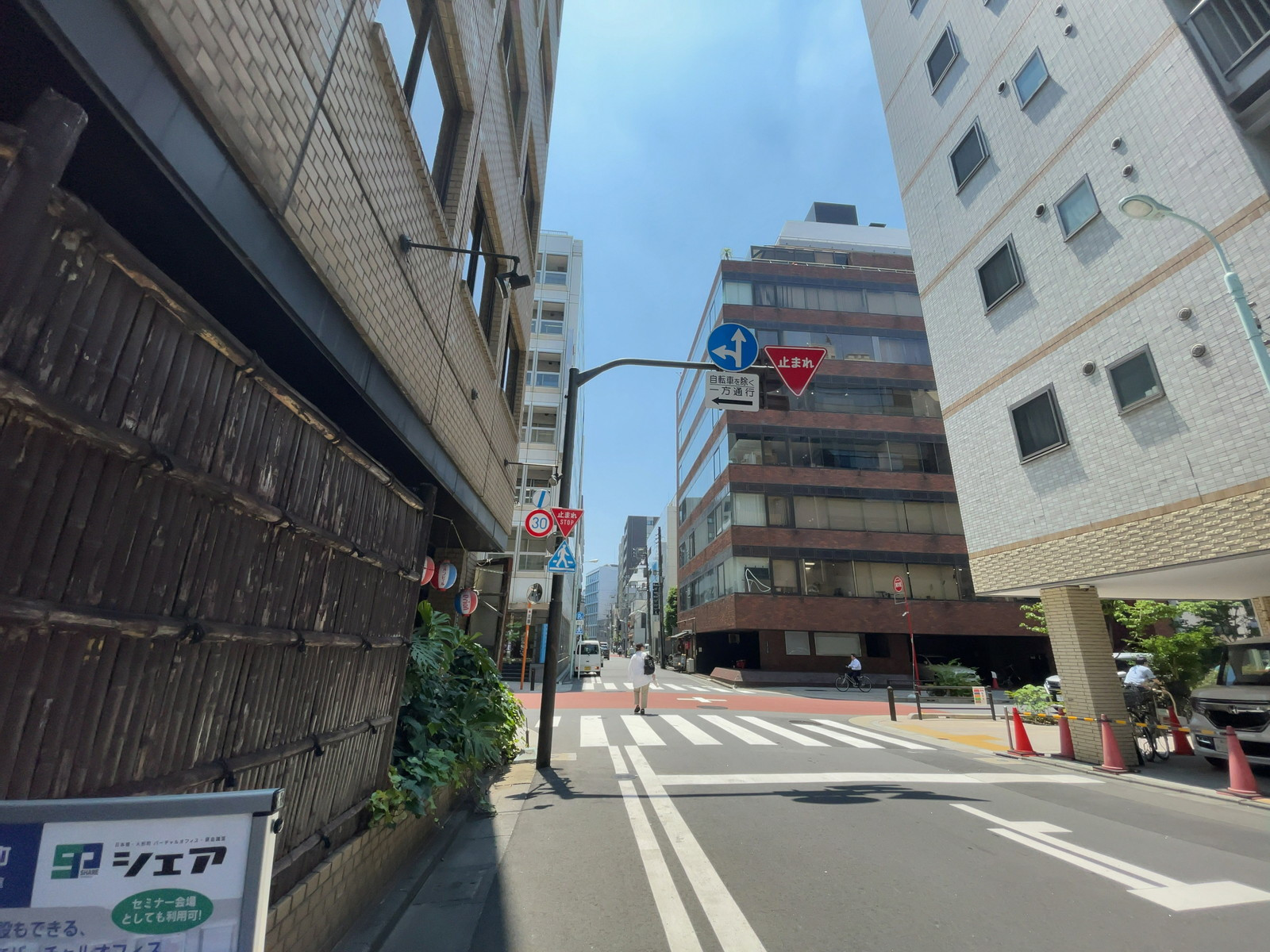 カクタビル前面の通り