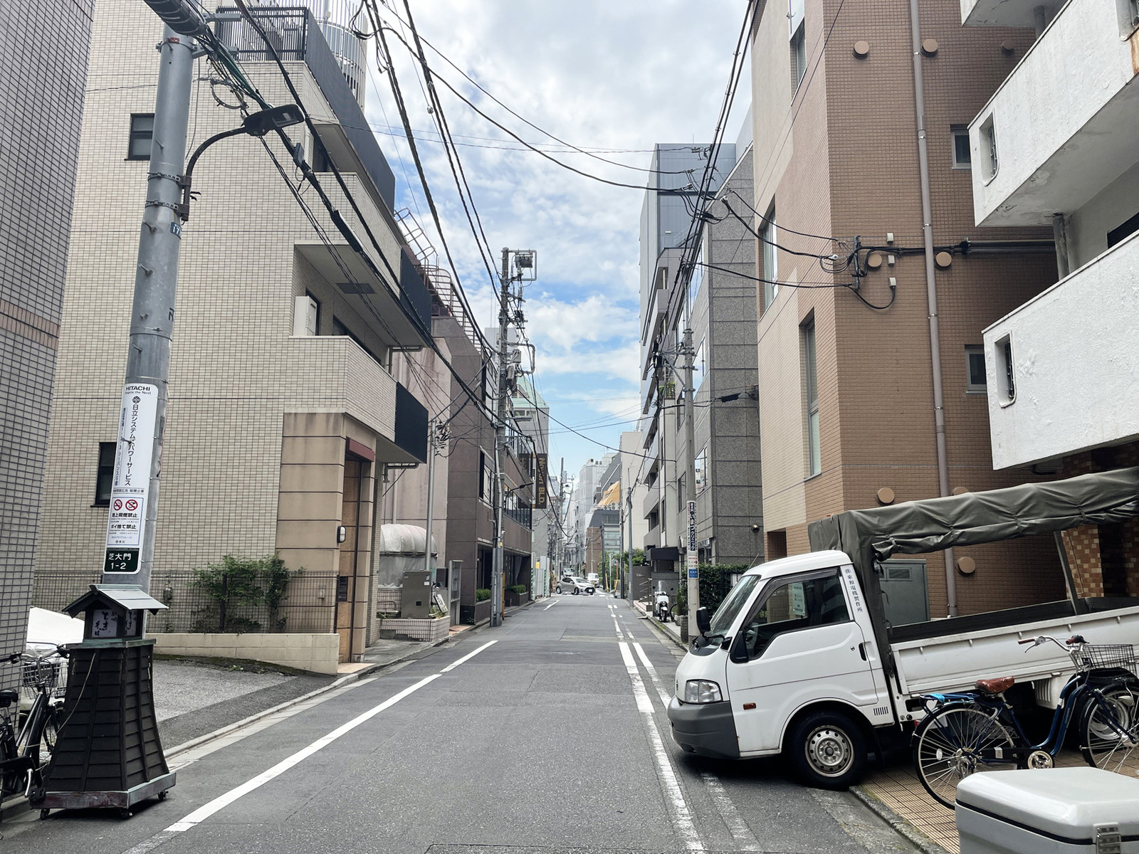 セゾンビル芝大門前面の通り