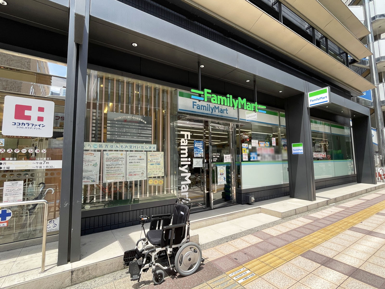 付近のファミリーマート 芝田二丁目店