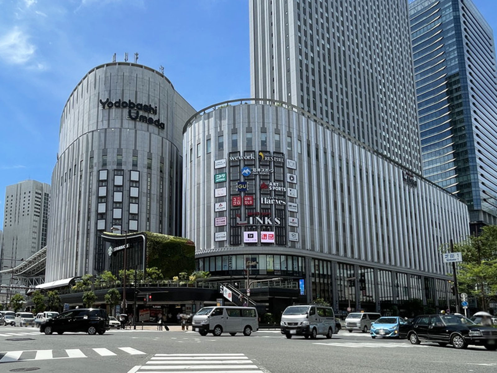 同じ通りにあるヨドバシカメラ マルチメディア梅田