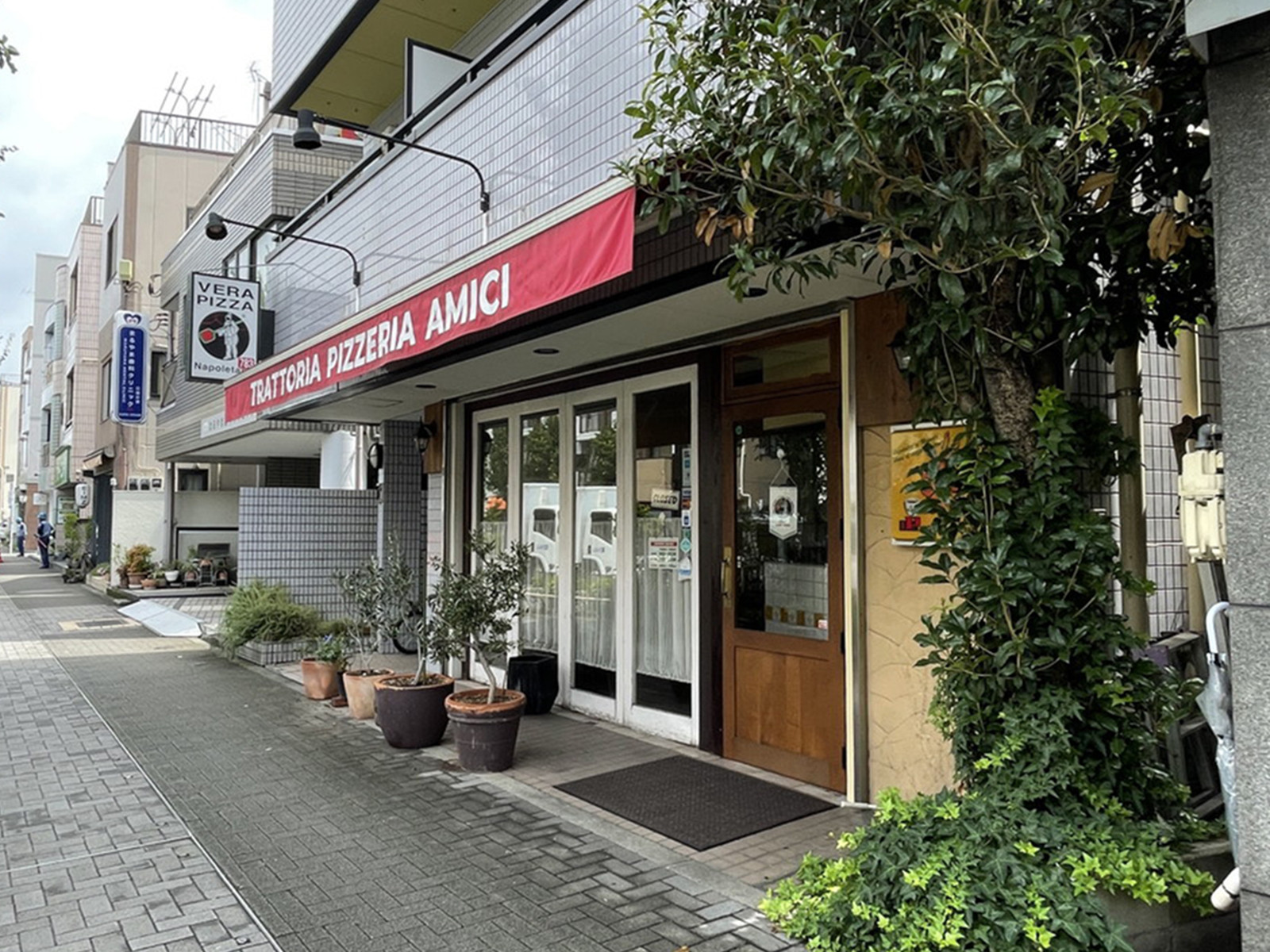 周辺には飲食店が点在