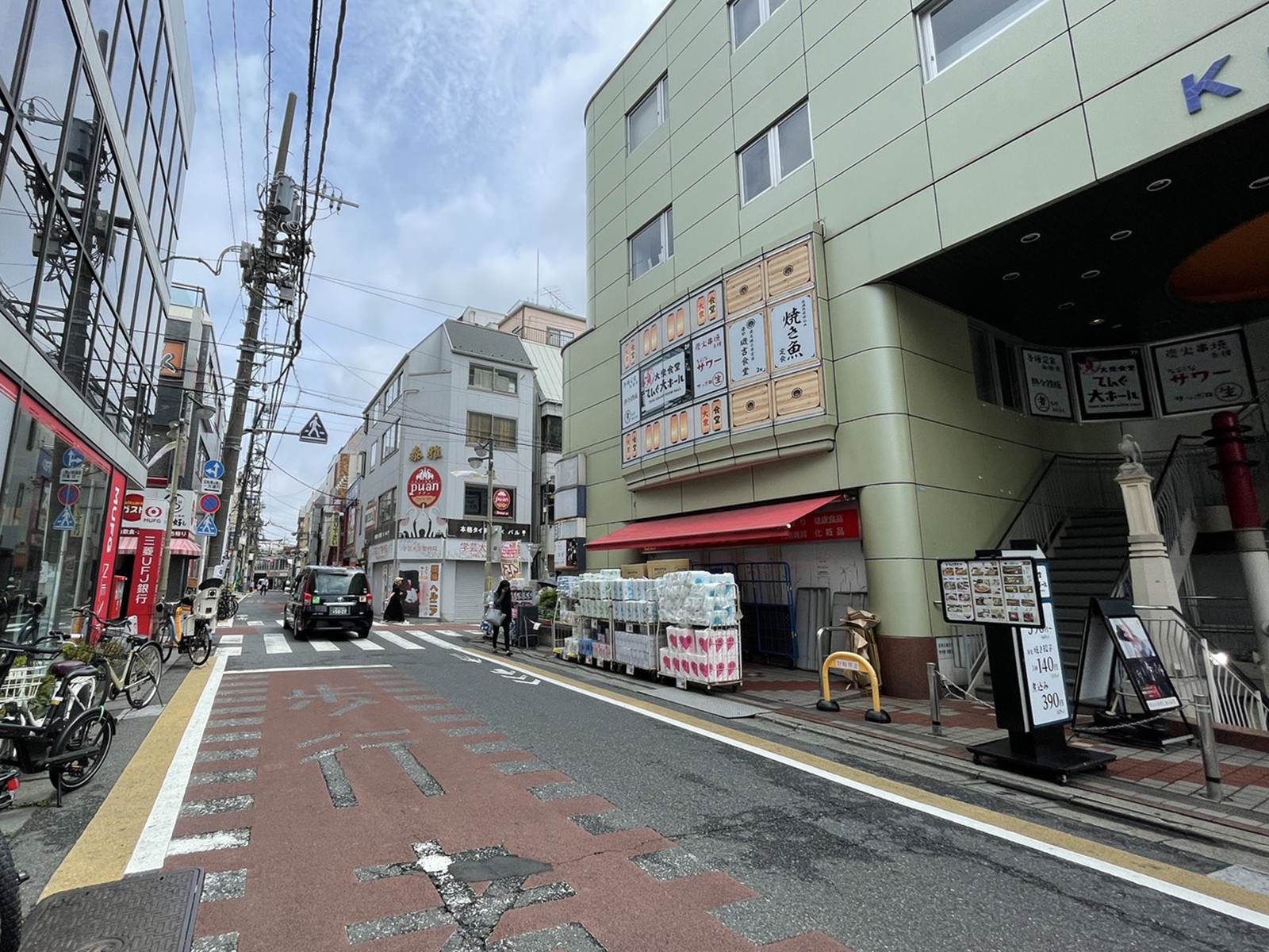 鷹番Kビルディング前面の鷹番通り