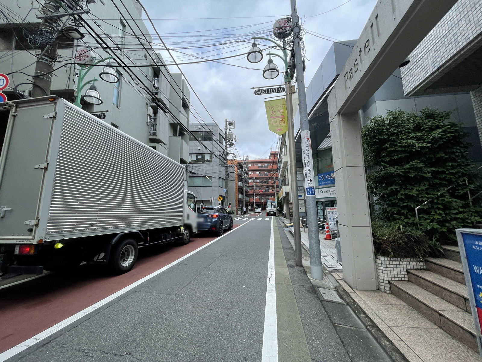 サーカス学芸大学前面の通り